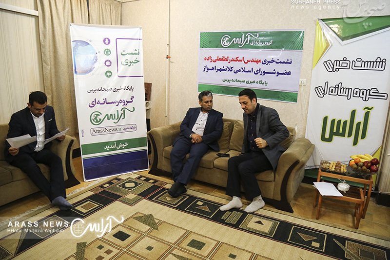 گزارش تصویری / نشست خبری اسکندر لطفعلی زاده عضو شورای اسلامی کلانشهر اهواز در تحریریه آراس