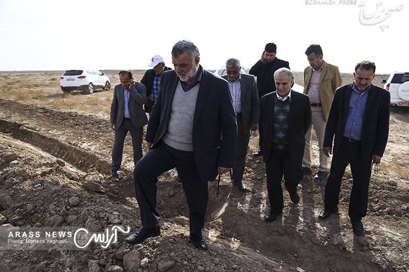گزارش تصویری / بازدید وزیر جهاد کشاورزی از روند احیای تالاب منصوره و کانال آبرسانی به کانون های ریزگرد