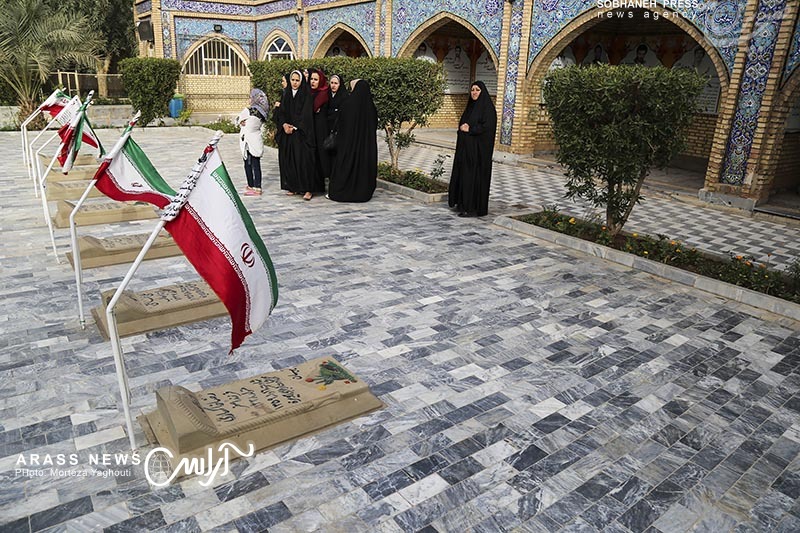 گزارش تصویری : ادای احترام وزیر ورزش و جوانان و روسای فدراسیون های ورزشی به مقام شامخ شهدای مظلوم هویزه و دیدار با نماینده ولی فقیه در استان