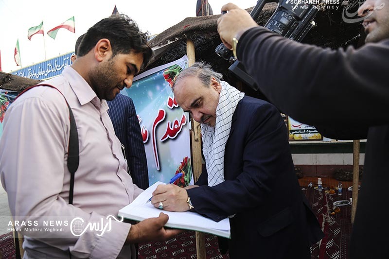 گزارش تصویری : ادای احترام وزیر ورزش و جوانان و روسای فدراسیون های ورزشی به مقام شامخ شهدای مظلوم هویزه و دیدار با نماینده ولی فقیه در استان