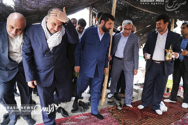 گزارش تصویری : ادای احترام وزیر ورزش و جوانان و روسای فدراسیون های ورزشی به مقام شامخ شهدای مظلوم هویزه و دیدار با نماینده ولی فقیه در استان