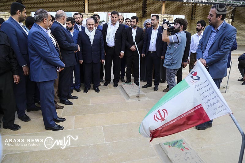گزارش تصویری : ادای احترام وزیر ورزش و جوانان و روسای فدراسیون های ورزشی به مقام شامخ شهدای مظلوم هویزه و دیدار با نماینده ولی فقیه در استان