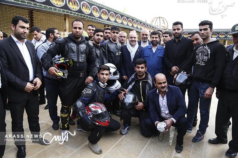 گزارش تصویری : ادای احترام وزیر ورزش و جوانان و روسای فدراسیون های ورزشی به مقام شامخ شهدای مظلوم هویزه و دیدار با نماینده ولی فقیه در استان
