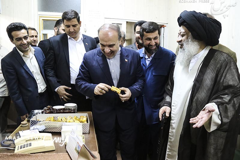 گزارش تصویری : ادای احترام وزیر ورزش و جوانان و روسای فدراسیون های ورزشی به مقام شامخ شهدای مظلوم هویزه و دیدار با نماینده ولی فقیه در استان