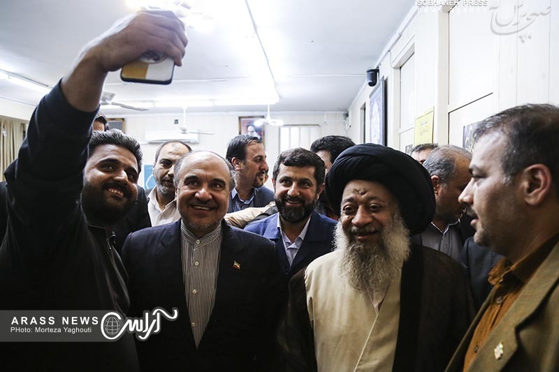 گزارش تصویری : ادای احترام وزیر ورزش و جوانان و روسای فدراسیون های ورزشی به مقام شامخ شهدای مظلوم هویزه و دیدار با نماینده ولی فقیه در استان