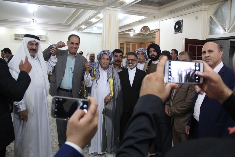 گزارش تصویری/ تجدید پیمان جمعی از سران و شیوخ عرب با دکتر کهرام رییس ستاد دکتر روحانی و حجت الاسلام فیاضی رییس شورای راهبردی ستاد انتخاباتی دکتر روحانی در خوزستان