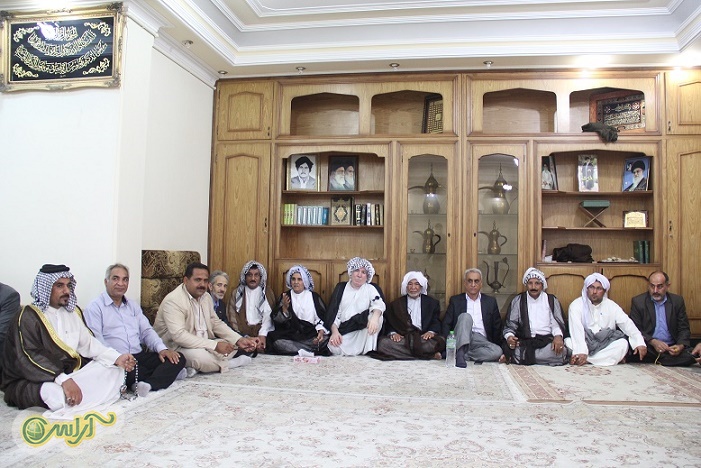 گزارش تصویری/ تجدید پیمان جمعی از سران و شیوخ عرب با دکتر کهرام رییس ستاد دکتر روحانی و حجت الاسلام فیاضی رییس شورای راهبردی ستاد انتخاباتی دکتر روحانی در خوزستان