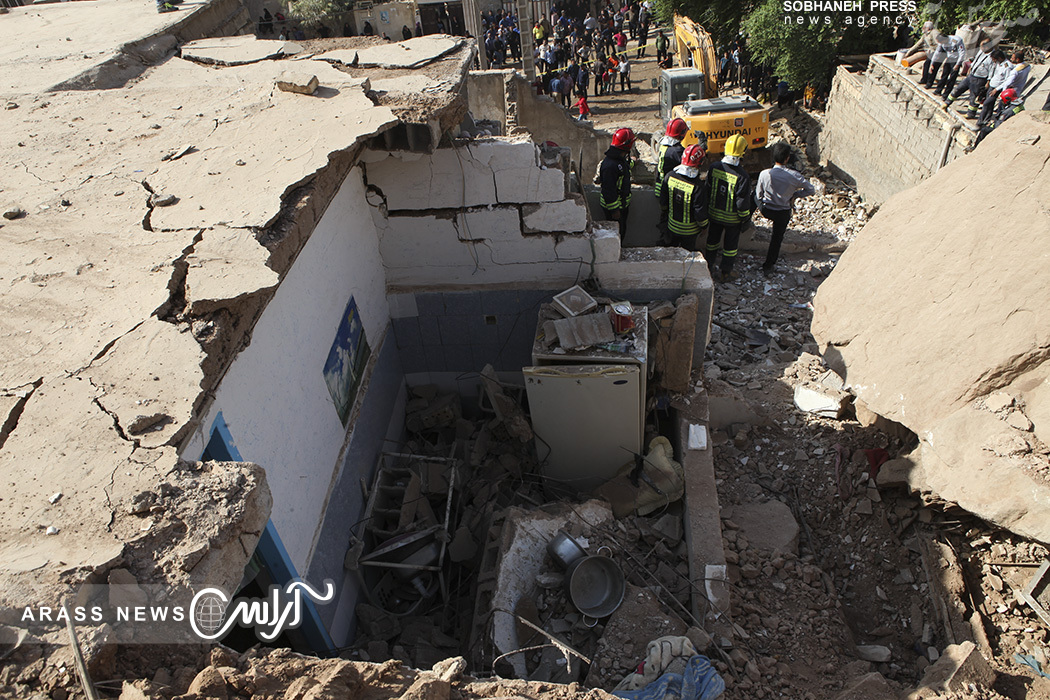 گزارش تصویری : حادثه سقوط صخره بر روی منازل مسکونی در منبع آب