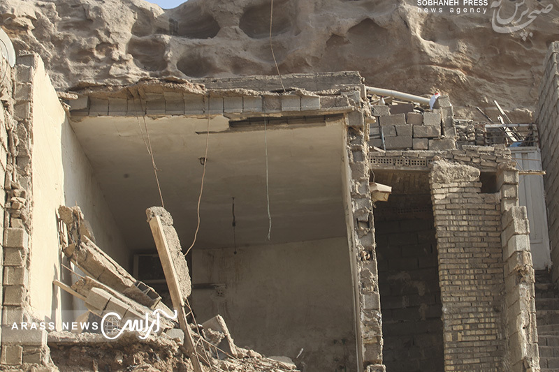 گزارش تصویری : حادثه سقوط صخره بر روی منازل مسکونی در منبع آب