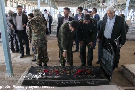 گزارش تصویری/ غبار روبی مزار شهدا در اهواز