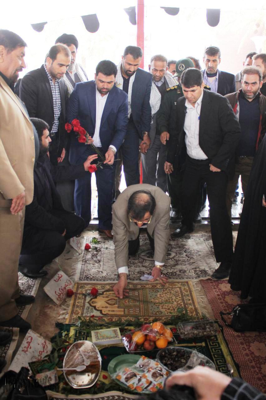 دبیر مجمع تشخیص مصلحت نظام به شهدای هشت سال دفاع مقدس ادای احترام کرد