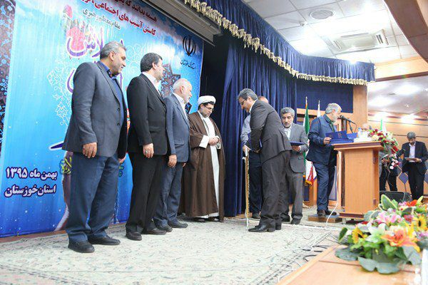 اهداء لوح تقدیر ستاد اقامه نماز به اداره کل نوسازی مدارس خوزستان