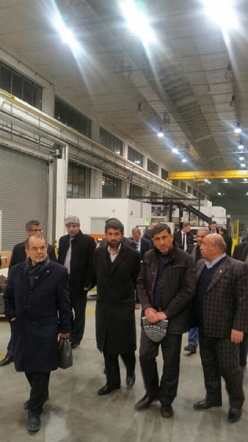 'گزارش تصویری/بازدید استاندارخوزستان و هیات همراه از کارخانه تراکتور سازی و تولید اتوبوس های دورن شهری 