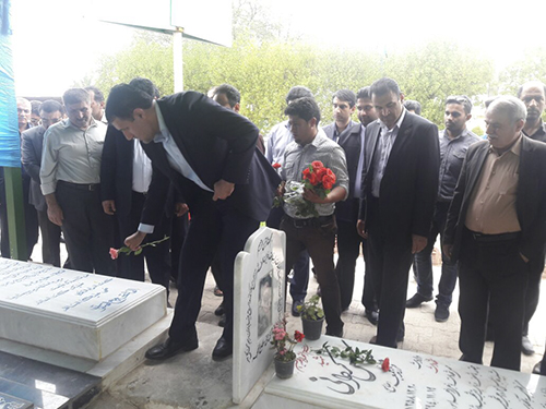 ادای احترام دکتر یوسفی منتخب مردم اهواز به مقام شامخ شهدا + تصاویر ادای احترام دکتر یوسفی منتخب مردم اهواز به مقام شامخ شهدا + تصاویر