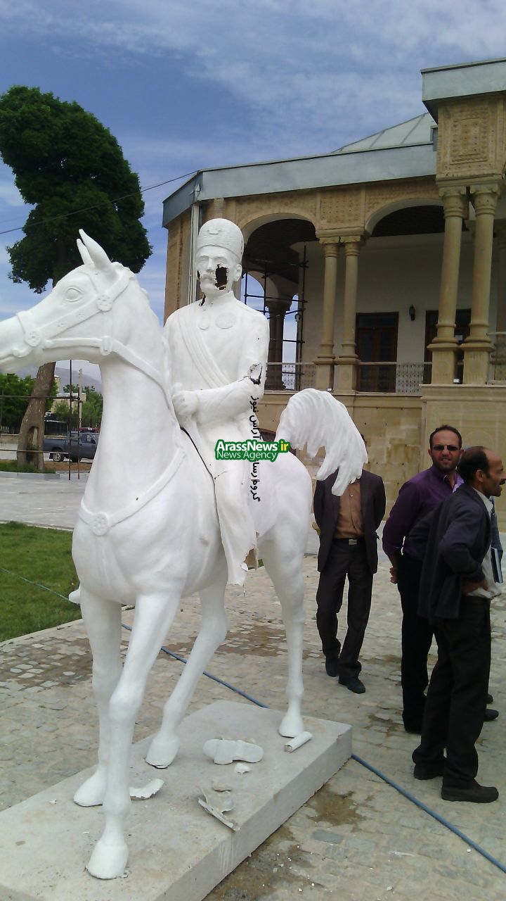 خودسر هایی که مجسمه سردار اسعد را تخریب کردند
