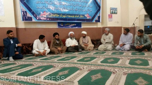 حضور آیت الله حیدری در شهرک طالقانی ماهشهر برای دیدار با خانواده شهید مکیان+عکس