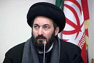 امام جمعه ای که بوسیدن دستش را ممنوع کرد+عکس