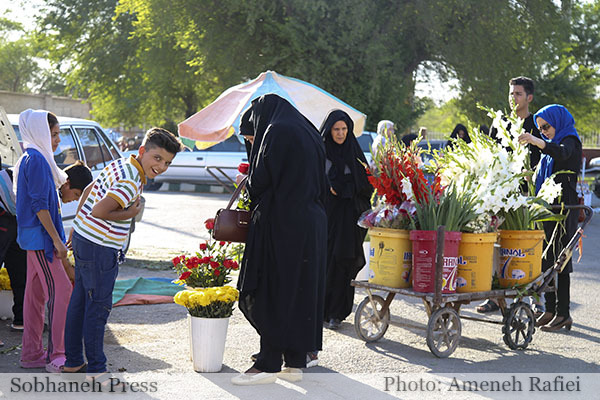 تصاویر / غبار روبی مزارشهدا باحضور استاندار خوزستان  ومسئولین به مناسبت هفته دفاع مقدس