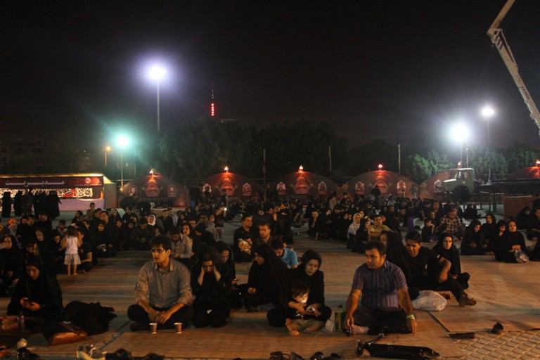 شب دوم مراسم سوگواری شبهای بین الحرمین با اجرای تعزیه «ورود به کربلا»