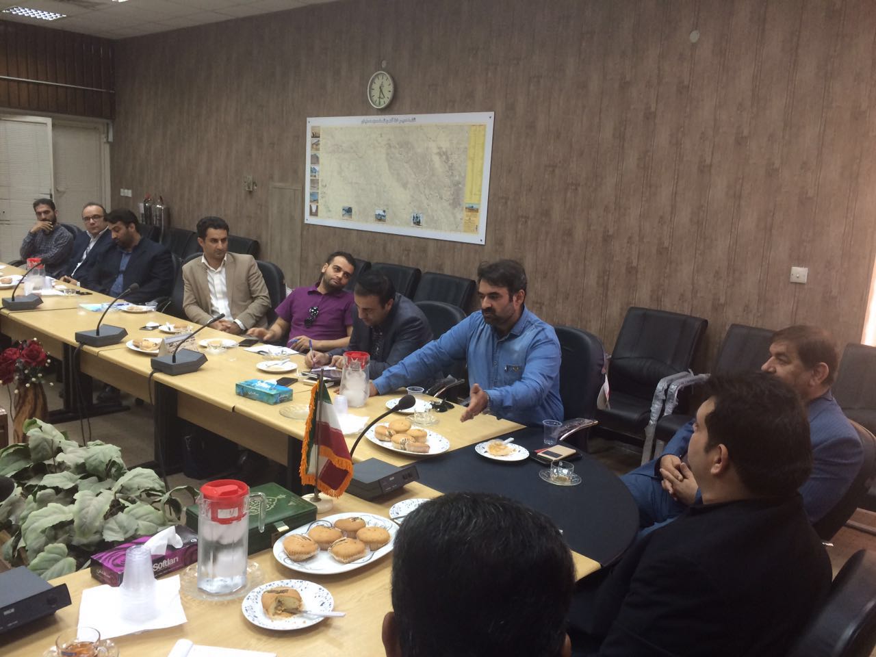 نشست هم اندیشی مهندس علمدار متولی معاون روابط عمومی مناطق نفتخیزجنوب و مهندس بابک طهماسبی مدیرامور رسانه ای روابط عمومی مناطق نفتخیز جنوب با اصحاب رسانه