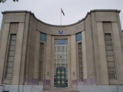 تذکر به دانشجویان برای دست ندادن دختران و پسران/ توضیحات درباره تفکیک جنسیتی در علوم پزشکی