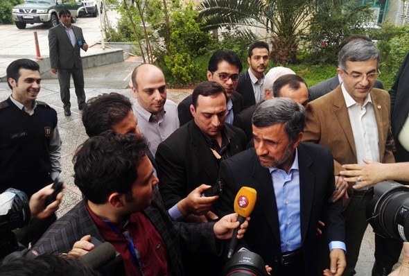 احمدی‌نژاد نامزد انتخابات ریاست جمهوری شد+متن توصیه مقام معظم رهبری