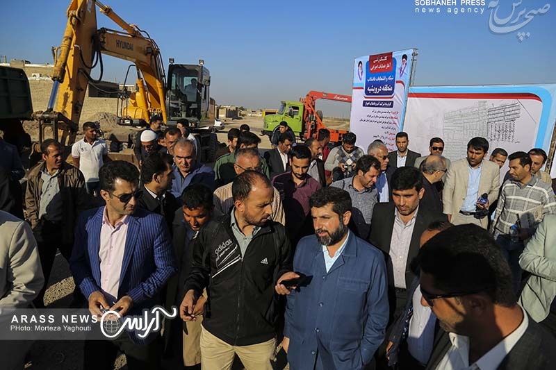 گزارش تصویری/ آغاز عملیات اجرایی شبکه جمع آوری و انشعابات فاضلاب مناطق اسلام آباد شرقی ، درویشیه ، شهرستان کارون و شهرک گلها اهواز با حضور استاندار