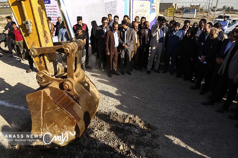 گزارش تصویری/ آغاز عملیات اجرایی شبکه جمع آوری و انشعابات فاضلاب مناطق اسلام آباد شرقی ، درویشیه ، شهرستان کارون و شهرک گلها اهواز با حضور استاندار