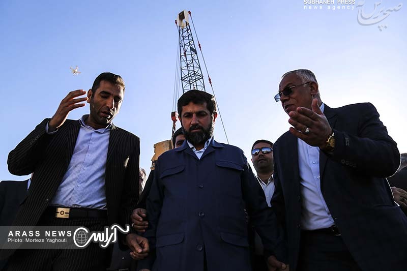 گزارش تصویری/ آغاز عملیات اجرایی شبکه جمع آوری و انشعابات فاضلاب مناطق اسلام آباد شرقی ، درویشیه ، شهرستان کارون و شهرک گلها اهواز با حضور استاندار