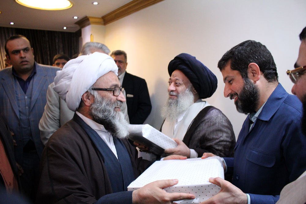 آیت الله موسوی جزایری : اتحاد اقوام و عشایر خوزستانی زبانزد و درسی برای همگان است/ استاندار خوزستان : وحدت بین اقوام در استان تقویت شود
