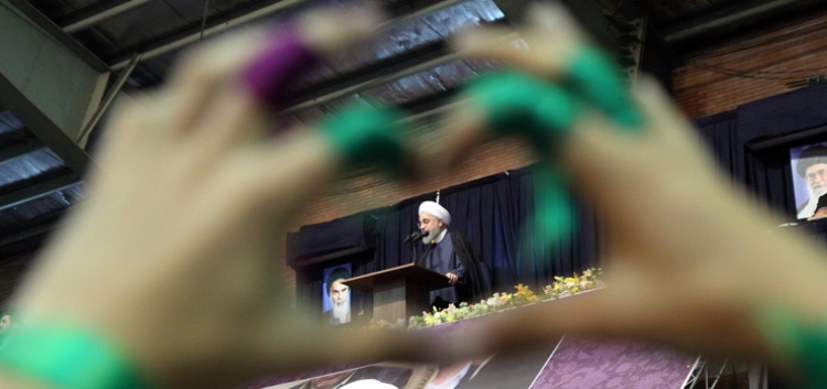 «روحانی » رقبا را «خلع شعار» کند