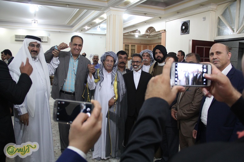 گزارش تصویری/ تجدید پیمان جمعی از سران و شیوخ عرب با دکتر کهرام رییس ستاد دکتر روحانی و حجت الاسلام فیاضی رییس شورای راهبردی ستاد انتخاباتی دکتر روحانی در خوزستان