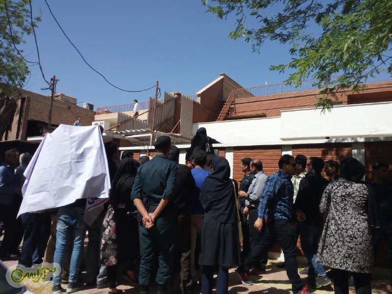 سپرده گزاران خشمگین به دفتر نمایندگان مجلس هجوم آوردند/شکستن شیشه های دفتر یوسفی/ درگیری با اعضای دفتر الباجی