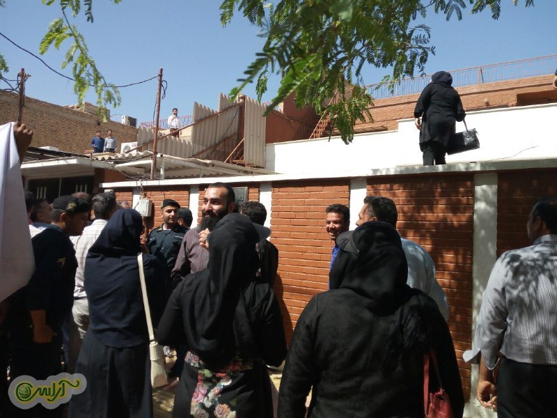 سپرده گزاران خشمگین به دفتر نمایندگان مجلس هجوم آوردند/شکستن شیشه های دفتر یوسفی/ درگیری با اعضای دفتر الباجی