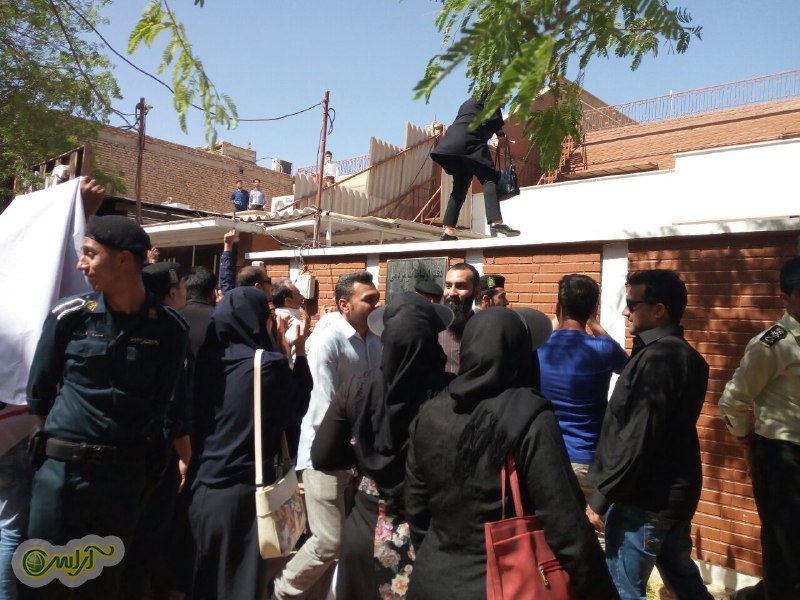 سپرده گزاران خشمگین به دفتر نمایندگان مجلس هجوم آوردند/شکستن شیشه های دفتر یوسفی/ درگیری با اعضای دفتر الباجی