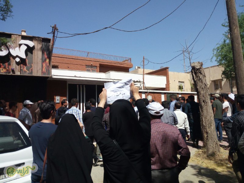 سپرده گزاران خشمگین به دفتر نمایندگان مجلس هجوم آوردند/شکستن شیشه های دفتر یوسفی/ درگیری با اعضای دفتر الباجی