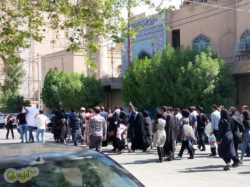 سپرده گزاران خشمگین به دفتر نمایندگان مجلس هجوم آوردند/شکستن شیشه های دفتر یوسفی/ درگیری با اعضای دفتر الباجی