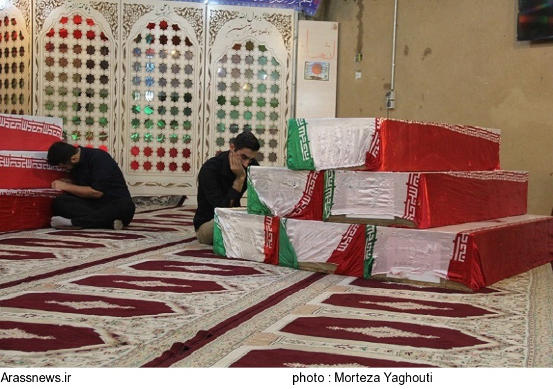 تصاویر / مناجات با خدا در جوار شهدای تازه تفحص شده در معراج شهدا