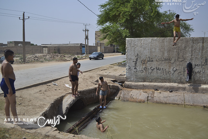 گزارش تصویری/ آب تنی در کانال انتقال آب کشاورزی در کوت عبدالله