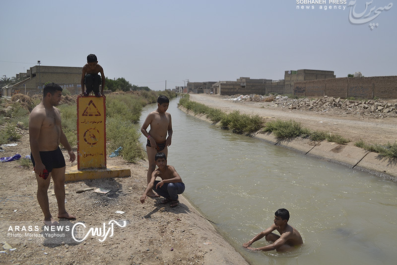 گزارش تصویری/ آب تنی در کانال انتقال آب کشاورزی در کوت عبدالله