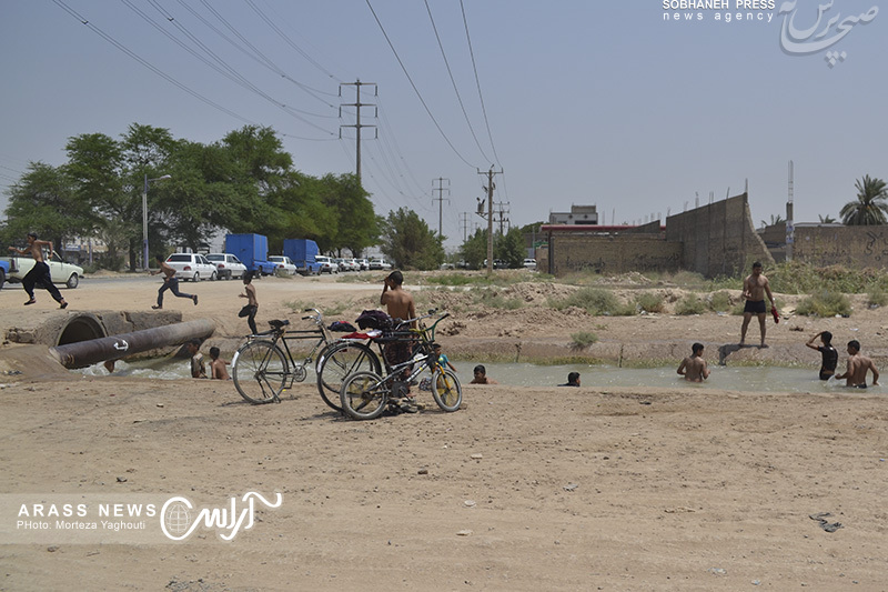 گزارش تصویری/ آب تنی در کانال انتقال آب کشاورزی در کوت عبدالله