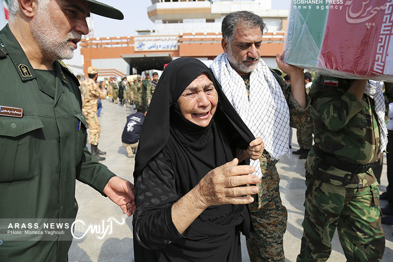 گزارش تصویری/ ورود پیکر ۱۸ شهید گمنام دفاع مقدس از طریق فرودگاه اهواز