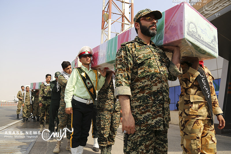 گزارش تصویری/ ورود پیکر ۱۸ شهید گمنام دفاع مقدس از طریق فرودگاه اهواز