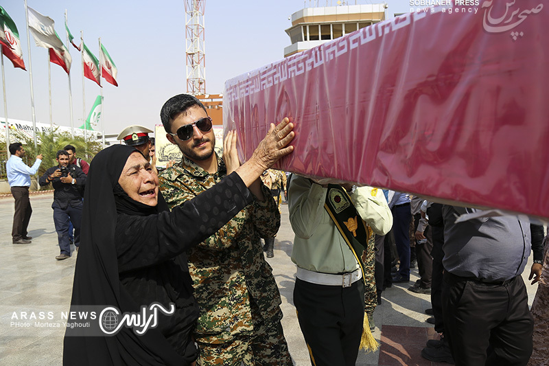 گزارش تصویری/ ورود پیکر ۱۸ شهید گمنام دفاع مقدس از طریق فرودگاه اهواز