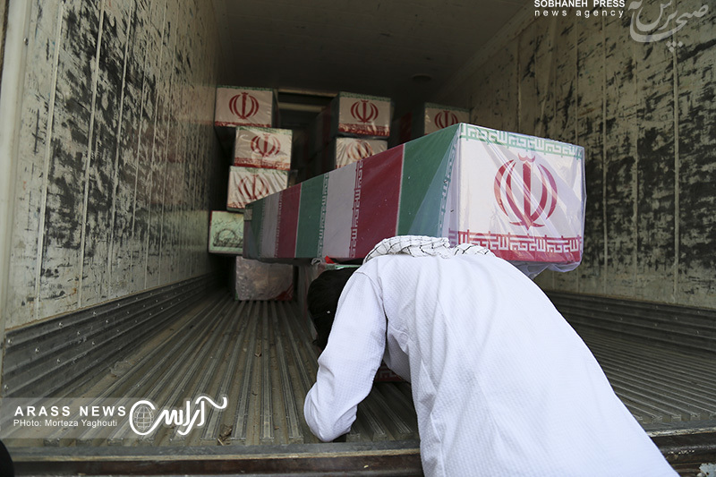 گزارش تصویری/ ورود پیکر ۱۸ شهید گمنام دفاع مقدس از طریق فرودگاه اهواز