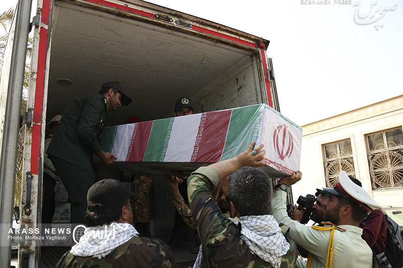 گزارش تصویری/ ورود پیکر ۱۸ شهید گمنام دفاع مقدس از طریق فرودگاه اهواز