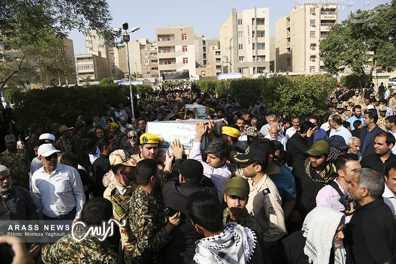 مراسم تشییع و تدفین دو شهید گمنام هشت سال دفاع مقدس همزمان با سالروز شهادت امام جعفر صادق (ع) صبح امروز در پارک کوی ملت منطقه3 شهرداری اهواز برگزار شد.