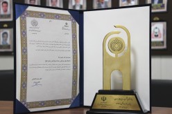 اهداء تندیس و لوح تقدیر بجهت مدیریت درمان سکته های قلبی به بیمارستان امام(ره) اهواز از سوی معاون درمان وزیر