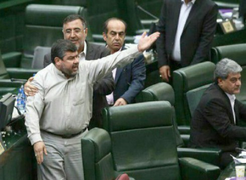 توهین نماینده خرمشهر به ظریف !/ ظریف باز هم سکوت کرد/ نمایندگان با دست جلو دهان سامری را گرفتند