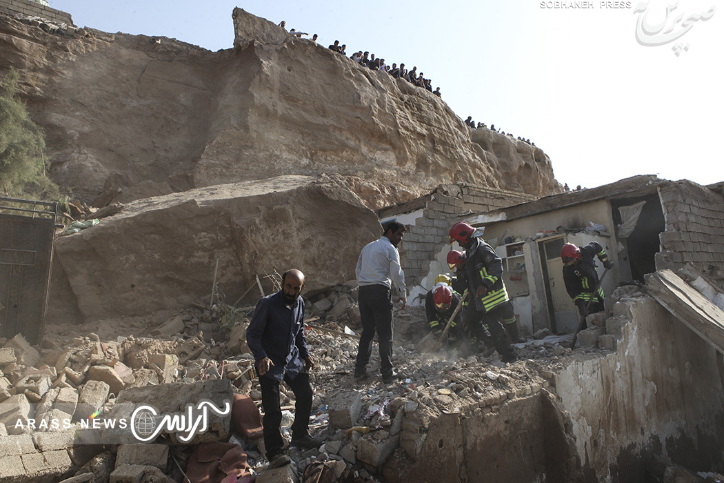 گزارش تصویری : حادثه سقوط صخره بر روی منازل مسکونی در منبع آب